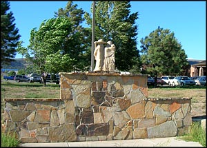 Monument in the center of Dulce