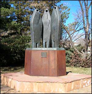 statue
