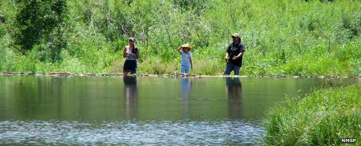 Coyote Creek State Park: Fishing in the creek Fisherfolks at Coyote Creek State Park