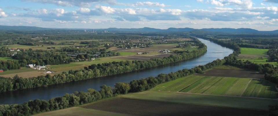 Looking south over the Pionner Valley in western Massachusetts