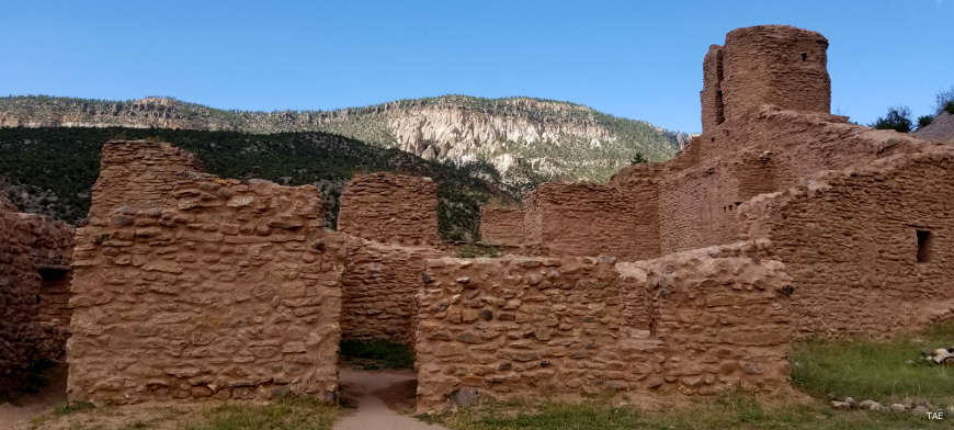A side view of the San Jose de los Jemez Mission
